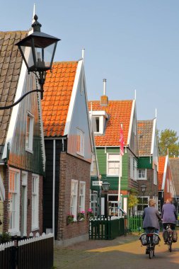 MARKEN, NETHERLANDS - 11 Eylül 2020: Marken, Kuzey Hollanda, Amsterdam 'da bulunan geleneksel ahşap evleri olan bir balıkçı köyü