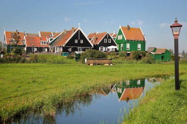 Grotewerf, eski Marken adasında, Amsterdam 'ın kuzeyinde, Kuzey Hollanda, Hollanda' da geleneksel ahşap evleri olan bir köy.