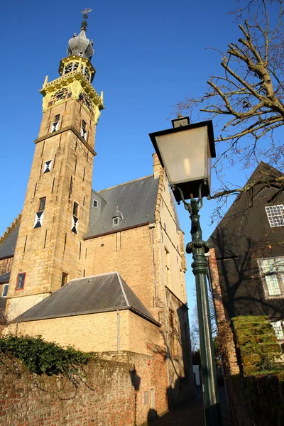 Das Stadhuis Rathaus Mit Seinem Beeindruckenden Uhrturm Von Einer Gasse — Stockfoto