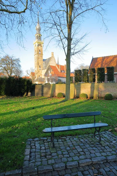 Egy Padon Egy Kövezett Utcán Kerkstaat Stadhuis Városháza Lenyűgöző Óratorony — Stock Fotó