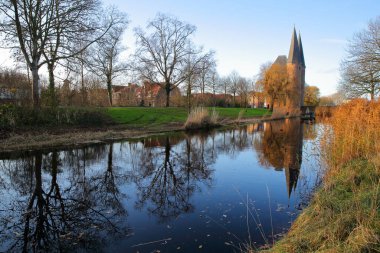 Zierikzee, Zeeland, Hollanda 'daki Nobelpoort kapısının ikiz kulelerinin yansımaları.