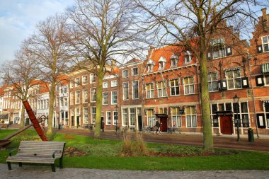 ZIERIKZEE, NETHERLANDS - 8 Aralık 2020: Havenpark boyunca yer alan ve ana meydandan izlenen tarihsel cepheler