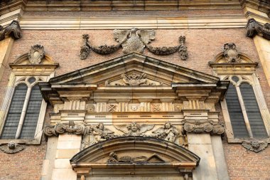 Hollanda, Zeeland, Middelburg 'da sekizgen şekilli Oostkerk kilisesinin ana girişindeki oymaların detayları.