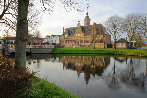 荷兰泽兰米德尔堡的一座旧式文艺复兴建筑Kloveniersdoelen的反思 — 图库照片