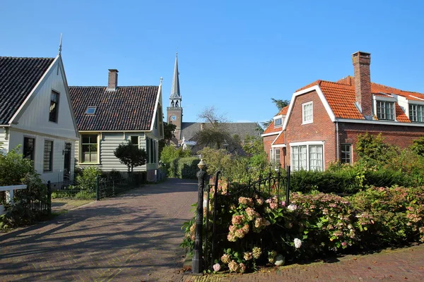 전통적으로 되었고 네덜란드 홀랜드에 교회의 랜드의 — 스톡 사진