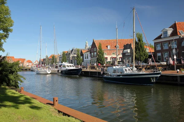 Historiska Hus Enkhuizen West Friesland Nederländerna Med Förtöjning Segelbåtar Och — Stockfoto