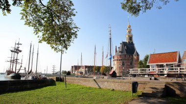 Hoorn limanı (Binnenhaven), Batı Friesland, Hollanda, Hoofdtoren (Kafa Kulesi) ve eski ahşap yelkenli tekneleri ile