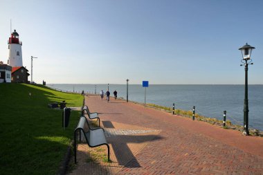 Hollanda 'nın Flevoland ilinde bir balıkçı kasabası olan Urk' un (1844 yılında inşa edilen) rıhtım ve deniz feneri.