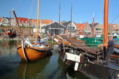 URK, NETHERLANDS - 19 Eylül 2020: Urk limanı, eski ahşap yelkenli tekneleri ve geleneksel evleri olan bir balıkçı kasabası