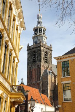 Arka planda Sint Janskerk Kilisesi 'nin saat kulesi, Gouda, Güney _ Hollanda, Hollanda, Lage Gouwe Caddesi boyunca yer alan tarihi ev cephelerine yakın plan