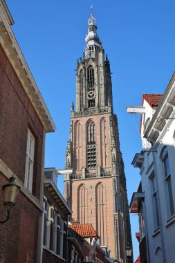 Etkileyici Onze Lieve Vrouwe Toren (Leydimizin kilise kulesi) Amersfoort, Utrecht, Hollanda