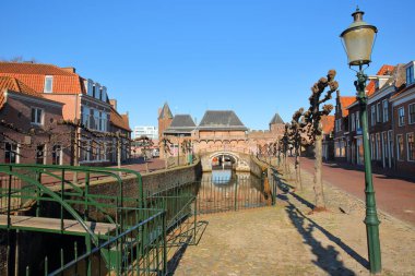 Etkileyici Koppelpoort, Amersfoort, Utrecht, Hollanda 'da bir ortaçağ kara ve su kapısı.