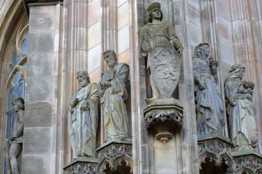 Hollanda 'nın Hertogenbosch şehrinin tarihi merkezinde yer alan St. Janskathedraal (St John' s Katedrali) dış cephesine heykel ve süslemeler (Hollanda Gotik mimarisi) üzerine yakın plan