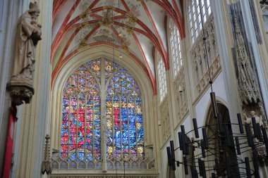 HERTOGENBOSCH, NETHERLANDS - 1 Nisan 2021: St Janskathedraal 'in Gotik iç mimarisi (St John' s Katedrali), boyalı cam, heykel ve süslemeler