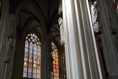 HERTOGENBOSCH, NETHERLANDS - 1 Nisan 2021: St Janskathedraal 'in Gotik iç mimarisi (St John' s Katedrali), boyalı cam, heykel ve süslemeler