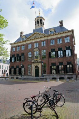 Stadhuis (1715 tarihli belediye binası), Leeuwarden, Friesland, Hollanda 'daki Hofplein Meydanı' nda bulunan Carillon ve oymalarıyla