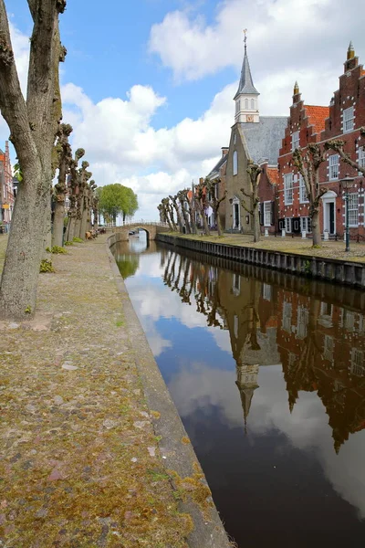 Historyczne Centrum Sloten Friesland Holandia Zabytkowych Domów Kanałów Łodzi Brukowanych — Zdjęcie stockowe