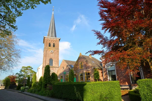 Kościół Chrześcijański Tradycyjne Domy Mantgum Friesland Holandia Mała Wioska Położona — Zdjęcie stockowe