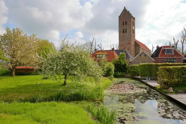 Igreja Romana Casas Tradicionais Bozum Frísia Holanda Uma Pequena Aldeia — Fotografia de Stock