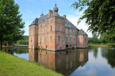 VAASSEN, GELDERLAND, NETHERLANDS - 11 Temmuz 2021: Cannenburch Kalesi 'nin yansımaları, bir ortaçağ kalesi (18. yüzyıldan kalma)