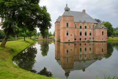 VAASSEN, GELDERLAND, NETHERLANDS - 11 Temmuz 2021: Cannenburch Kalesi 'nin yansımaları, bir ortaçağ kalesi (18. yüzyıldan kalma)