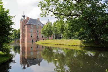 VAASSEN, GELDERLAND, NETHERLANDS - 11 Temmuz 2021: Cannenburch Kalesi 'nin yansımaları, bir ortaçağ kalesi (18. yüzyıldan kalma)
