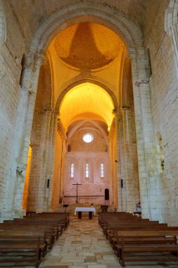 Aziz AMAND DE COLY, DORDOGNE, FRANCE - 19 Ekim 2025: Saint Amand de Coly 'un resimli güçlendirilmiş manastırının içi