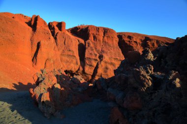 İspanya 'nın Kanarya Adaları' nda, El Golfo, Lanzarote, Lago Verde 'nin (Yeşil Göl) yanında yer alan ve en tepedeki insanların Mirador' dan (bakış açısı) manzaranın keyfini çıkardıkları kayalık ve volkanik sahil.