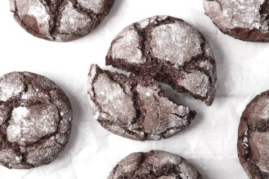 Tahta arka planda eski tarz çıtır çikolatalı kurabiyeler..