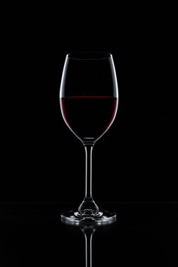 Siyah arkaplanda izole edilmiş kırmızı şarap - gerçekçi fotoğraf görüntüsü - kırpma yolu ile.