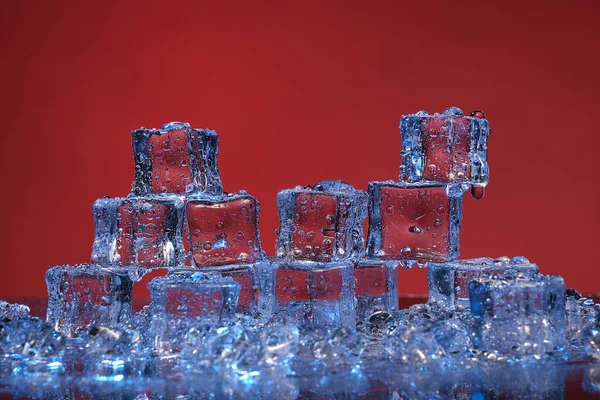 Cubos Gelo Frios Transparentes Fundo Vermelho — Fotografia de Stock