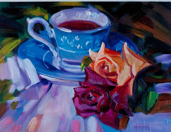 桌上还有生命杯的茶和玫瑰原来画的手做的艺术 — 图库照片