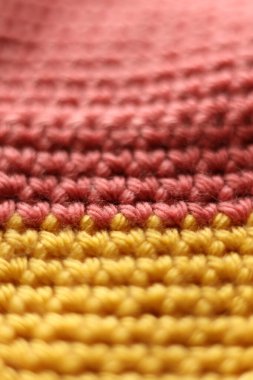 Renkli tığ işi arka planda yakın plan. Seçici odak.