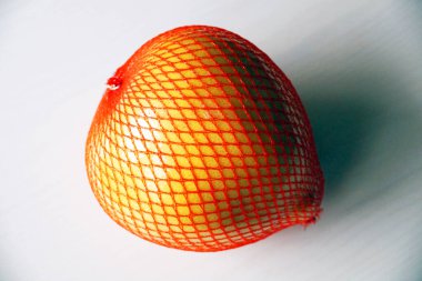 Beyaz masadaki ızgarada meyve tohumu