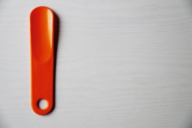 Geçmişi olmayan turuncu ayakkabı çekeceği