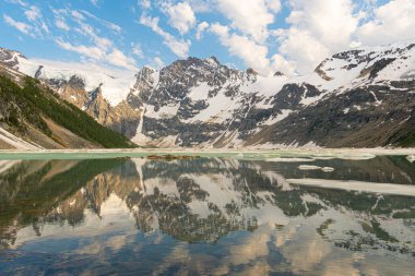 Purcell Dağları 'ndaki Asılı Buzul Gölü' ndeki yansıma British Columbia Kanada