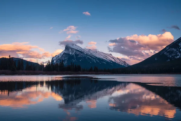 Monte Rundle Reflejado Los Lagos Vermillion Otoño Parque Nacional Banff — Foto de Stock