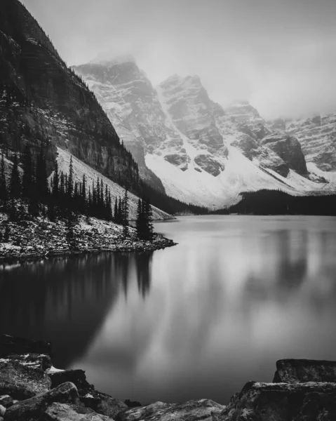 加拿大艾伯塔省路易湖附近莫兰湖的黑白照片 — 图库照片