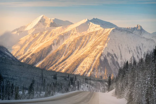 Una Carretera Montaña Invierno Ubicada Las Montañas Rocosas Canadá — Foto de Stock