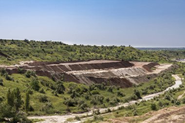 Otomotiv, kil ocağına atılmış. Zaporozhye bölgesi, Ukrayna. Temmuz 2015.