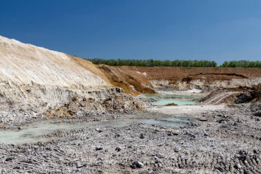 Kil ocağında kil çıkardıktan sonra çıkarılan mayınlı alan. Zaporozhye bölgesi, Ukrayna. Mayıs 2016