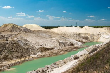Kil ocağında kil çıkardıktan sonra çıkarılan mayınlı alan. Zaporozhye bölgesi, Ukrayna. Mayıs 2016