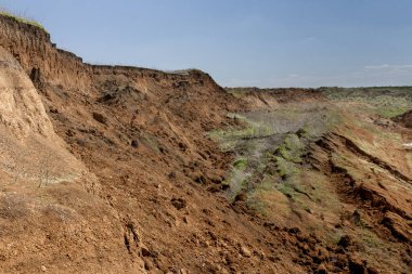 Jeolojik bölüm - aşırı yük - kil ocağında toprak ve kumlu toprak. Zaporozhye bölgesi, Ukrayna. Mayıs 2016