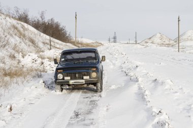 Kış günü kil ocağında bir off-road aracı. Zaporozhye bölgesi, Ukrayna. Ocak 2015
