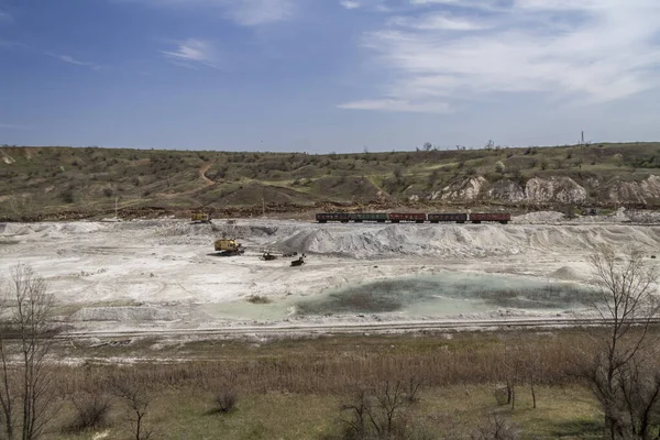 Cargando Vagones Góndola Ferroviaria Con Una Excavadora Dragalina Almacén Una — Foto de Stock