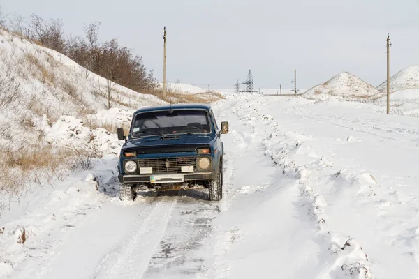 Kış günü kil ocağında bir off-road aracı. Zaporozhye bölgesi, Ukrayna. Ocak 2015