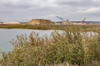 Kilden bir taş ocağının içindeki yapay su deposu. Zaporozhye bölgesi, Ukrayna. Kasım 2017