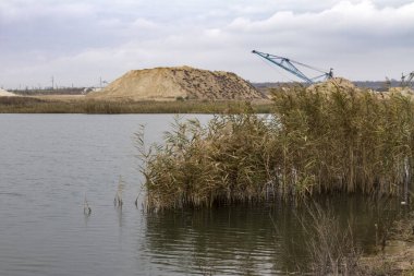 Kilden bir taş ocağının içindeki yapay su deposu. Zaporozhye bölgesi, Ukrayna. Kasım 2017