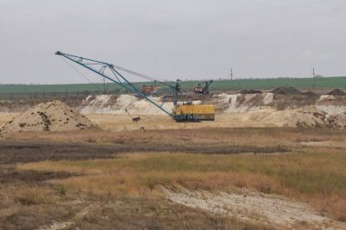 Sürükleme hattı kazıcısı bir kil çukurunun ıslah edilmesini sağlıyor. Zaporozhye bölgesi, Ukrayna. Kasım 2017