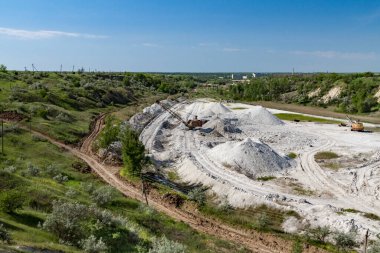 Toprak ocağında çıkarılan minerallerin deposu. Zaporozhye bölgesi, Ukrayna. Mayıs 2017